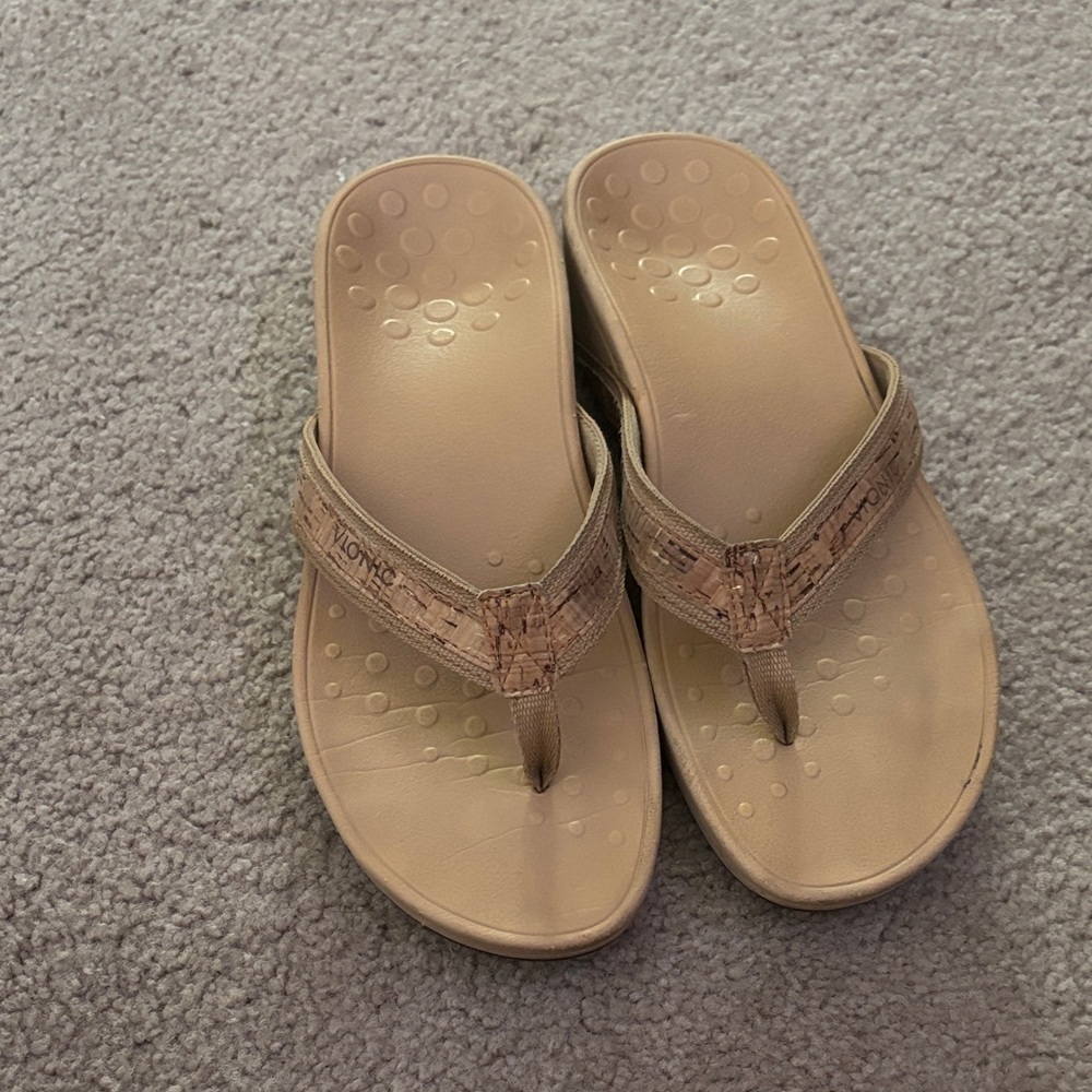 Vionic Tan Cork-Patterned Thong Sandals